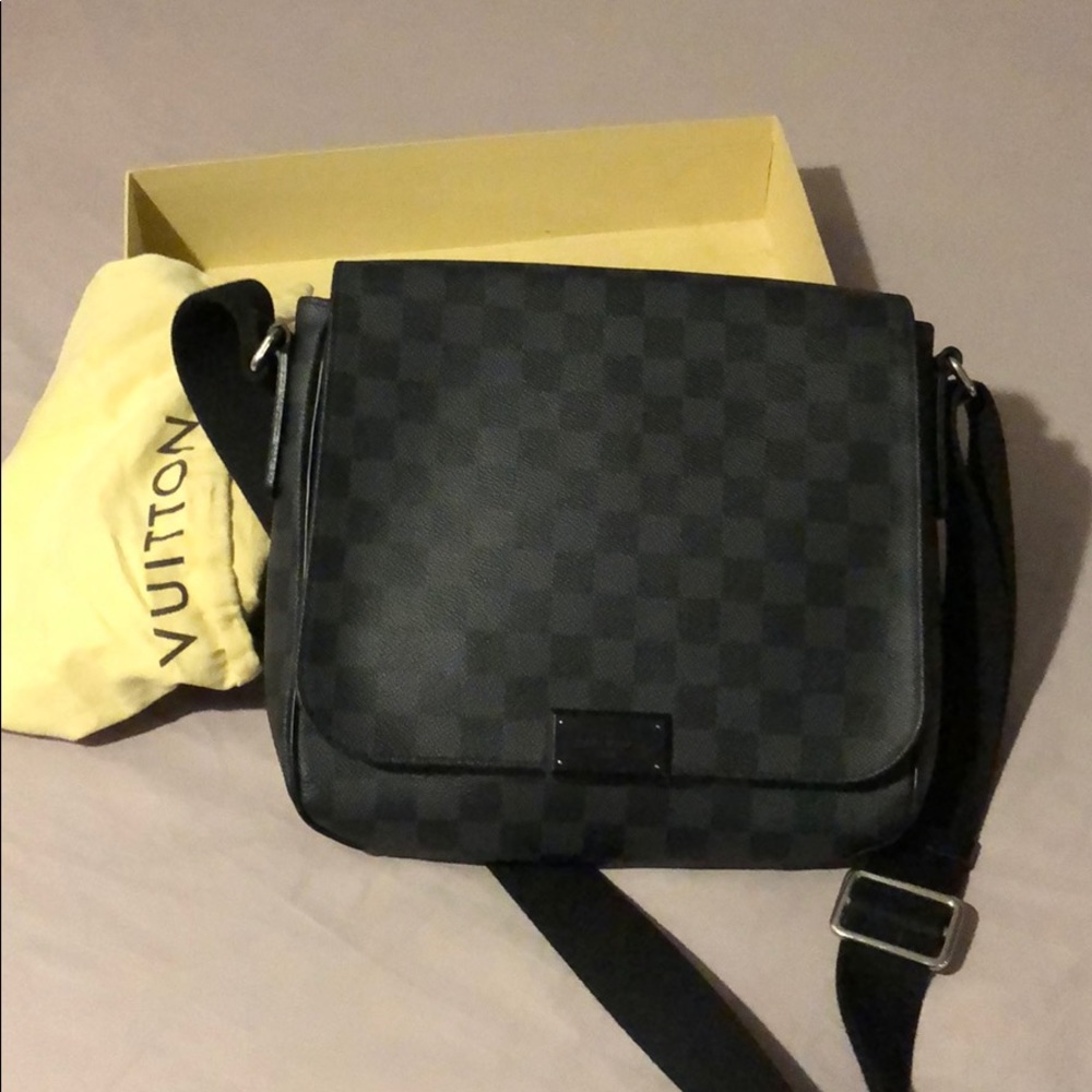 Men’s Louis Vuitton District PM Messanger Bag